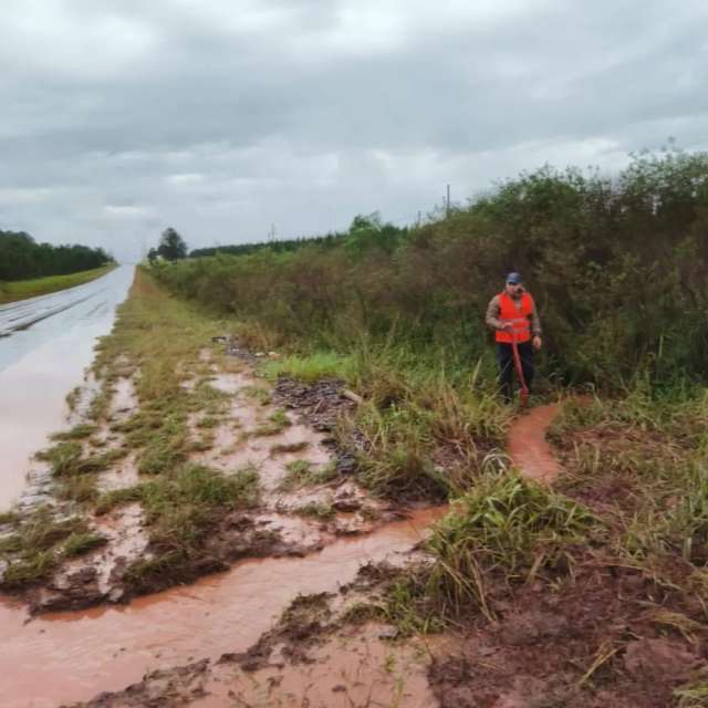 Bomberos Voluntarios de Virasoro salió a palear las banquinas de la ruta nacional 14,